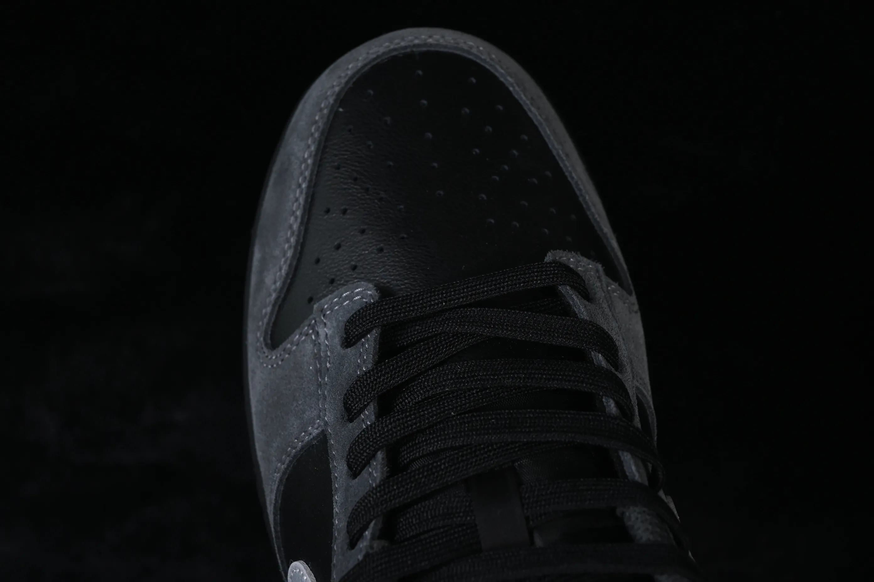 All categories Nk SB Dunk series Nk SB Dunk Low low-top sneakers Nike SB Dunk Low black and gray color low-top casual sneakers II7636-001